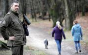 Marcel Kamps controleert in natuurgebied Heumensoord bij Nijmegen op loslopende honden. beeld VidiPhoto