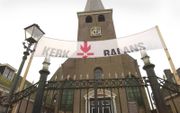 Voor de kerk in de Friese stad IJlst herinnerde een spandoek er in 2018 aan dat de actie Kerkbalans weer was begonnen. beeld Frans Andringa