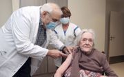 De 99-jarige Belg Maria Scherlippes krijgt een prik. Van Dijk: „Niet inenten schept ook een verantwoordelijkheid richting de naaste.” beeld AFP, Virginie Lefour