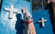 Een Ethiopisch-orthodoxe christin, vorige week bij een kerk in Gondar. Tijdens de viering van ”Timkat”, het feest van de doop van Christus, worden schaalmodellen van de ark van het verbond rondgedragen. beeld AFP, Eduardo Soteras