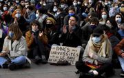 Franse studenten betogen voor het hervatten van colleges. beeld AFP, Georges Gobet