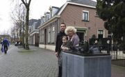 Matthieu, Marijke en Elysha Lawalata bij het Molukkersmonument in de Dorpsstraat in Lunteren. beeld Kees van Reenen​