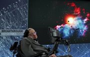 Een van de bekendste ALS-patiënten was de in 2018 overleden Britse astronoom Stephen Hawking. De volledig verlamde Hawking communiceerde via een hersenimplantaat en een tablet. beeld EPA, Jason Szenes