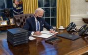 „Progressieven in Amerika juichten toen president Biden op de eerste dag van zijn regering een decreet tekende waardoor transgenders meer ruimte hebben.” beeld EPA, Doug Mills