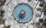 Genieten van een fontein in de stad Tel Aviv. beeld AFP, Jack Guez