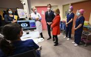 De Franse minister van Gezondheid Olivier Veran (m.) bezocht woensdag een ziekenhuis in besmettingshaard Duinkerken. beeld AFP, Denis Charlet