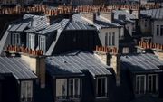 Typische zinken daken in Parijs: het materiaal geeft de skyline van Parijs een grote kleureenheid. beeld EPA, Ian Langsdon