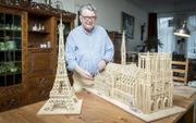De 71-jarige Rotterdammer Wim van Oevelen bouwde met 5500 luciferstokjes de kathedraal Notre-Dame in Parijs na. beeld Roel Dijkstra