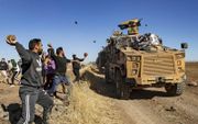 Turkse patrouille aan grens met Syrië. beeld AFP, Delil Souleiman