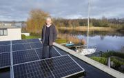 Piet Adema bij zijn zonnepanelen. beeld Sjaak Verboom