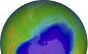 Het ozongat was op 28 september 2016 bijna drie keer zo groot als de Verenigde Staten. De paarse en blauwe kleuren geven de gebieden aan met de minste ozon.  beeld NASA, Goddard Space Flight Center