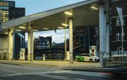In de toekomstige waterstofeconomie draait de industrie op groene waterstof, worden huizen verwarmd met waterstof en rijden auto’s, bussen en vrachtauto’s op waterstof. Foto: Een Toyota Mirai tankt waterstof bij een tankstation in Hamburg.  beeld iStock
