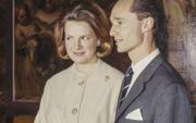 Prinses Irene en Carlos Hugo op Paleis Huis ten Bosch bij de bekendmaking van hun verloving op 11 februari 1964. beeld NFP