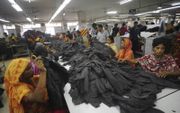 Vrouwen zijn aan het werk in een kledingfabriek in Bangladesh. Nederland importeerde in 2020 voor 1,1 miljard aan kleding uit dit land.  beeld AFP, Munir Uz Zamen