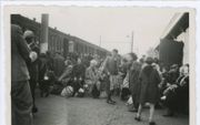 Perron Vught, 23 mei 1943: Een groep Joden staat klaar om naar Westerbork te vertrekken. Vijf dagen later worden de meesten vermoord in Sobibór. beeld Nationaal Monument Kamp Vught