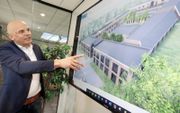 Directeur Cees van Doorn van uitzendbureau VDU in Waardenburg toont een van zijn luxe wooncomplexen, waar hij volgend jaar arbeidsmigranten in wil huisvesten. beeld VidiPhoto