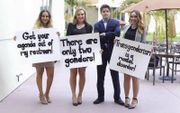”Er zijn maar twee geslachten!” Drie studenten van de universiteit van Los Angeles (UCLA) en een student van de universiteit van San Diego demonstreren tegen het „transgenderisme”. beeld Courtesy of Julia Nista