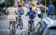 Laat je kinderen met de fiets of lopend naar school gaan, drukt Veilig Verkeer Nederland ouders op het hart. „Soms vraagt dat ernstige doorbreking van je routine.” beeld ANP, Marcel van Hoorn