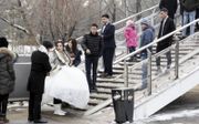 Bruidje stelen is een plattelandstraditie in Kirgizië, oorspronkelijk om uithuwelijking te omzeilen.  beeld William Immink