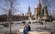 Mensen genoten dinsdag van een warme lentedag in Moskou. In Rusland zijn er nauwelijks meer beperkingen: theaters, cafés en restaurants zijn al maanden open. beeld AFP, Dimitar Dilkoff
