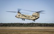 De luchtmacht krijgt een nieuwe vloot zware transporthelikopters. De eerste van twintig Chinooks treedt woensdag in dienst op Vliegbasis Gilze-Rijen. beeld Defensie, Mike de Graaf