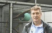 Directeur David van Gennep voor het wasberenverblijf in het opvangcentrum in Almere. beeld Theo Haerkens