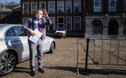 Ombudsman Van Zutphen dinsdag bij zijn aankomst op het Binnenhof, voor het gesprek met Tjeenk Willink. beeld ANP, Bart Maat