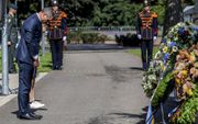 Staatssecretaris Paul Blokhuis (l.) herdenkt de omgekomen militairen in voormalig Nederlands-Indië bij het Nationaal Indië Monument in Roermond. beeld ANP, Jean-Pierre Geusens
