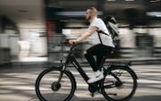 „De hogere snelheid van elektrische fietsen moet gepaard gaan met ander verkeersgedrag.” beeld Unsplash, Wolfram Bölte