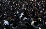 Begrafenis van een van de 45 slachtoffers van het Joodse feest op de Meronberg. beeld EPA, Atef Safadi