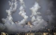 Boven de Gazastrook waren maandagmiddag en dinsdagmorgen talloze rooksporen te zien van raketten die Palestijnse terroristen op Israël afschoten. beeld EPA, Mohammed Saber