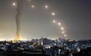 Terreurgroepen uit Gaza nemen Israël zwaar onder vuur. De joodse staat zet het Irone Dome-raketafweersysteem in om vijandelijke raketten te onderscheppen.  beeld AFP, Mahud Hams