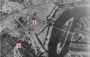 De mogelijke route waarlangs G. H. (Henk) Kersten jr. vluchtte tijdens het bombardement in 1940: van de Plantageweg (P) naar de Westersingel (W). Later liep het gezin door het verwoeste gebied (het lichtgekleurde vlak) naar de kerk aan de Boezemsingel (B). Ook de Laurenskerk (X) was grotendeels vernield. beeld Gary Swets
