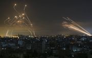 Vanuit de Gazastrook afgevuurde raketten richting Israël, vrijdag. Israël reageert met bombardementen op Gaza. beeld AFP, Anas Baba