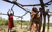 Teruggekeerde vluchtelingen bouwen een onderkomen in Zuid-Soedan. beeld AFP, Ashraf Shazly