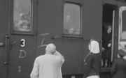 Een verpleegster op het perron van Kamp Westerbork heeft een laatste oogcontact met Marcus Degen en zijn moeder, achter het rechterraam, kort voordat de trein vertrekt. beeld RD