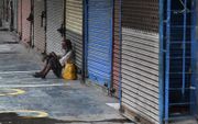 Als gevolg van hoge coronacijfers zijn veel winkels in India dicht en is er bijna niemand op straat. beeld AFP, Prakash Sing