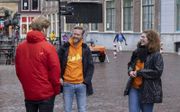 Hendrik en Arianne, vrijwilligers bij ProLife Europe, gaan op straat met leeftijdsgenoten in gesprek over abortus. beeld Erik Kottier