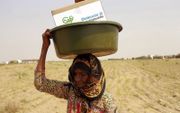 Een vrouw in Jemen heeft een hulppakket van een ontwikkelingsorganisatie ontvangen. beeld AFP, Essa Ahmed