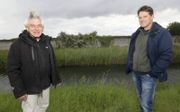 Kunstenaar Jan van IJzendoorn (links) en WUR-onderzoeker Fabrice Ottburg op een van de plekken waar de langste boomgaard van Nederland moet komen. beeld VidiPhoto