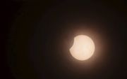 In Nederland zal donderdag zal en gedeeltelijke zonsverduistering te zien zijn. Op de foto een gedeeltelijke zonsverduistering in Colombo op 21 juni 2020.  beeld AFP, Lakruwan Wanniarachchi