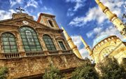 „Verhoef kiest consequent voor een islamitisch standpunt en beschuldigt de kerk ervan het verhaal van Jezus verdraaid te hebben.” Foto: een kerk en een moskee in de Libanese hoofdstad Beiroet. beeld Getty Images/iStockphoto