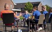 Sportdocent Dick ten Bolscher in gesprek met vmbo 3 over het EK voetbal. beeld Speechless Photography