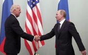 De Amerikaanse president Joe Biden en zijn Russische ambtgenoot Vladimir Poetin tijdens een ontmoeting in maart 2011.  beeld EPA, Maxim Shipenko