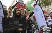 Protesten tegen Israël en voor de Palestijnen bepaalden in tal van westerse steden, waaronder Londen, het straatbeeld. beeld EPA, Andy Rain
