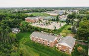 De campus van het Puritan Reformed Theological Seminary (219 studenten uit 30 landen) in Grand Rapids (VS). Rechts op de voorgrond de studentenhuisvesting en links de pastorie van dr. J.R. Beeke.  beeld PRTS.