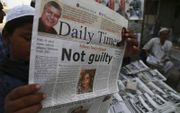 ”Not guilty”, niet schuldig. De vrijspraak van de Pakistaanse christin Asia Bibi in 2018 haalde de voorpagina’s van de kranten. Het vonnis zorgde voor grootschalige protesten. beeld EPA, Shahzaib Akber 
