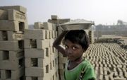 „Armoede is een belangrijke reden voor kinderarbeid. Verbetering van leefomstandighe-den en meer inkomen zijn daarom nodig.” beeld EPA, Piyal Adhikary