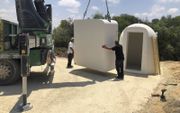 Mobiele bunkers bieden bescherming tegen aanvallen vanuit de Gazastrook. beeld Alfred Muller