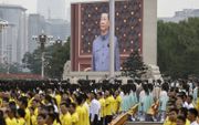 De Chinese president Xi Jinping was donderdag op het Plein van de Hemelse Vrede in Peking zichtbaar op een enorm beeldscherm, terwijl  op het plein een defilé werd gehouden ter gelegenheid van de viering van honderd jaar Chinese Communistische Partij.  beeld EPA, Roman Pilipey
